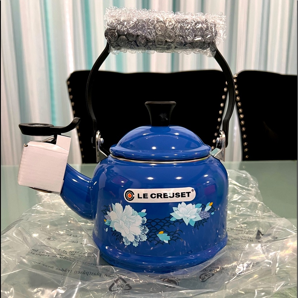 Limited edition  LE CREUSET COBALT BLUE LOTUS WHISTLING TEA KETTLE 1.25 QT